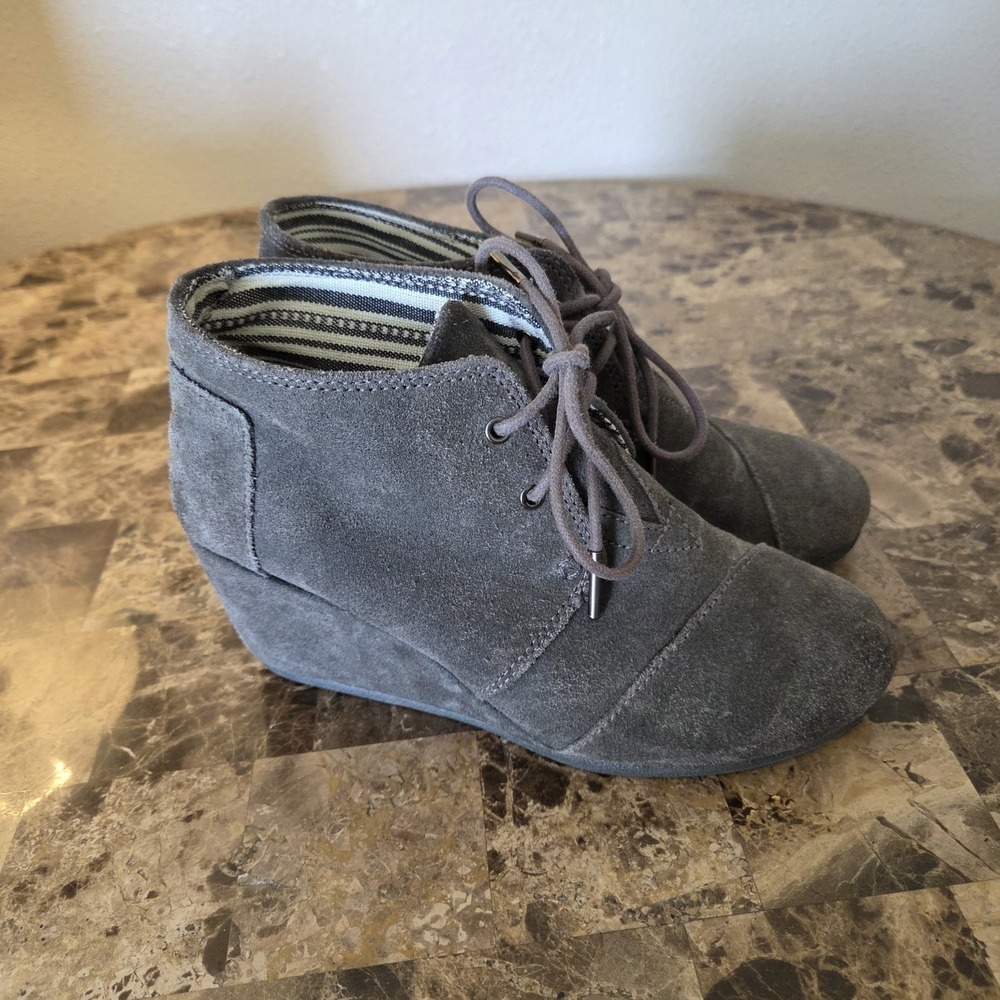 Toms Boots Womens 7 Desert Wedge Ankle Bootie gray Suede Casual Comfort lace up